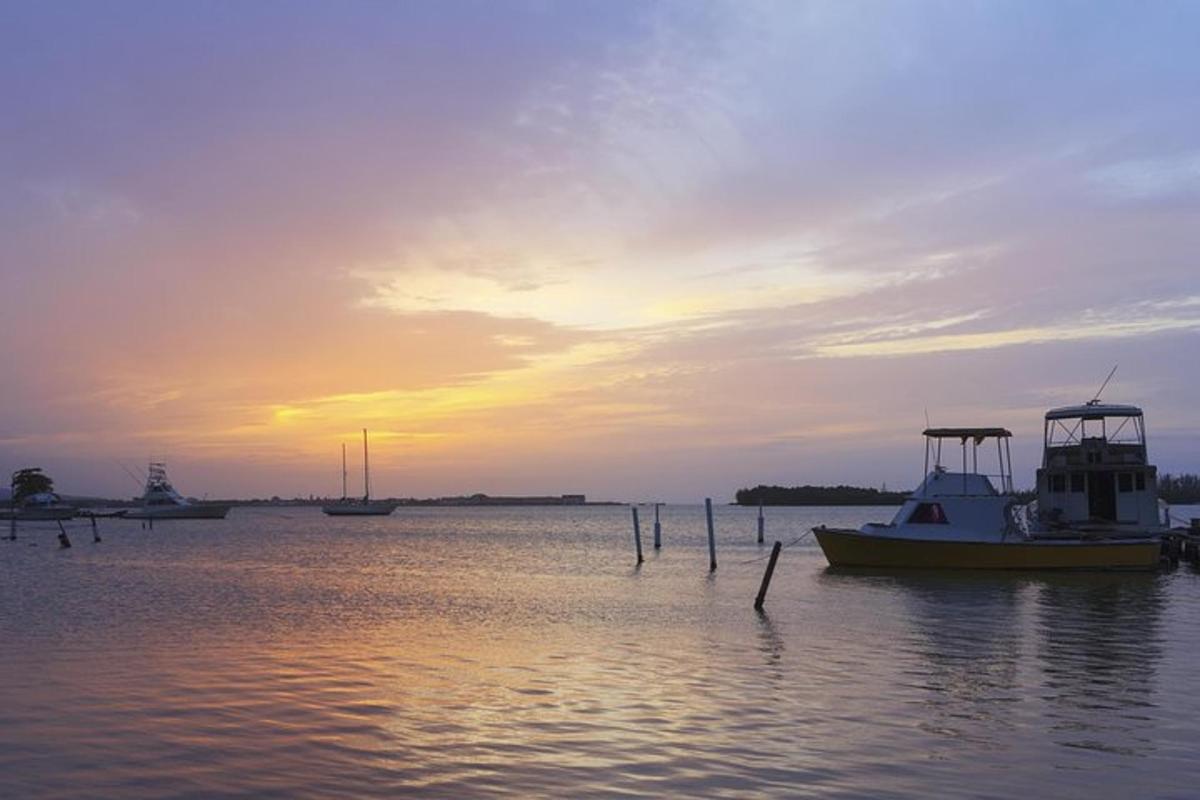 Un barco está atracado en el agua al atardecer.