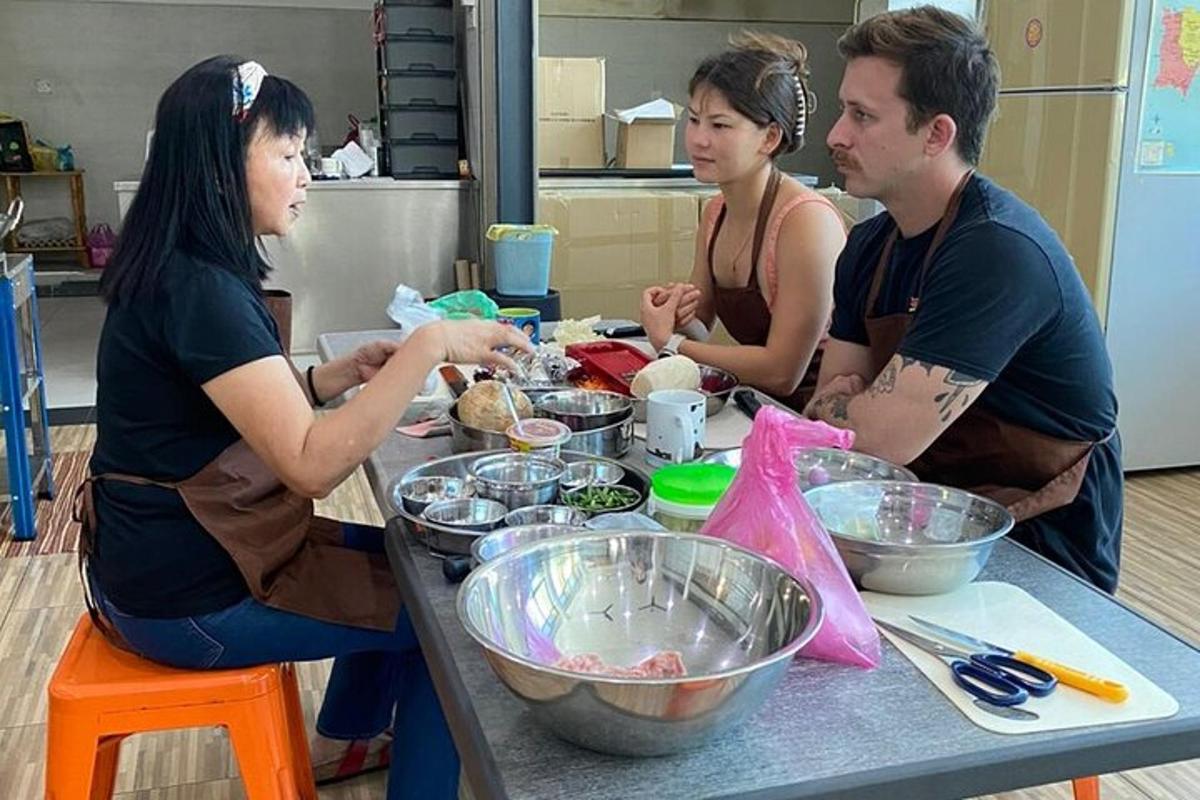 一群人坐在桌旁准备食物