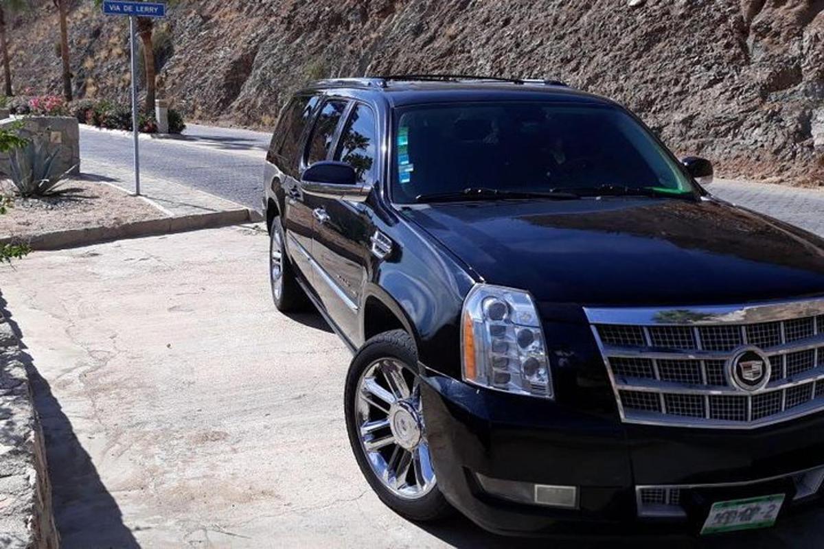un SUV nero parcheggiato sul ciglio della strada