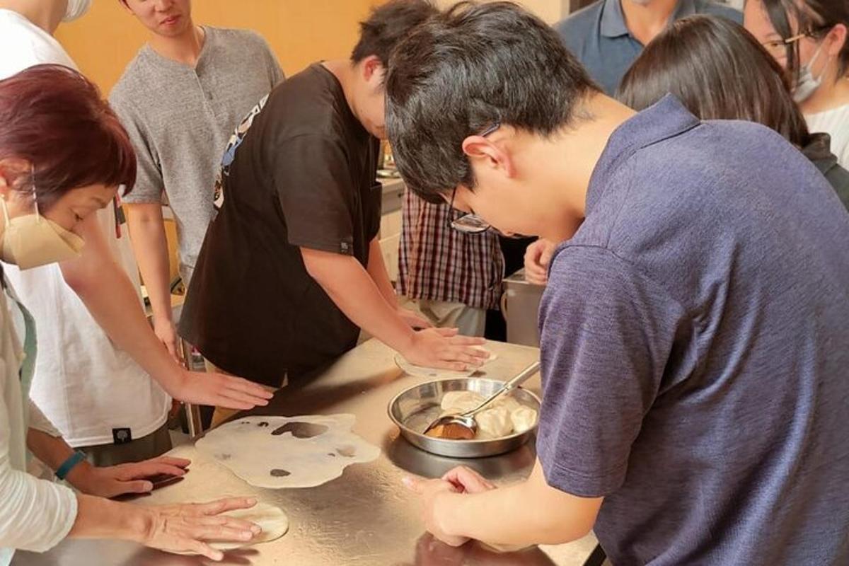 一群人站在柜台周围准备食物