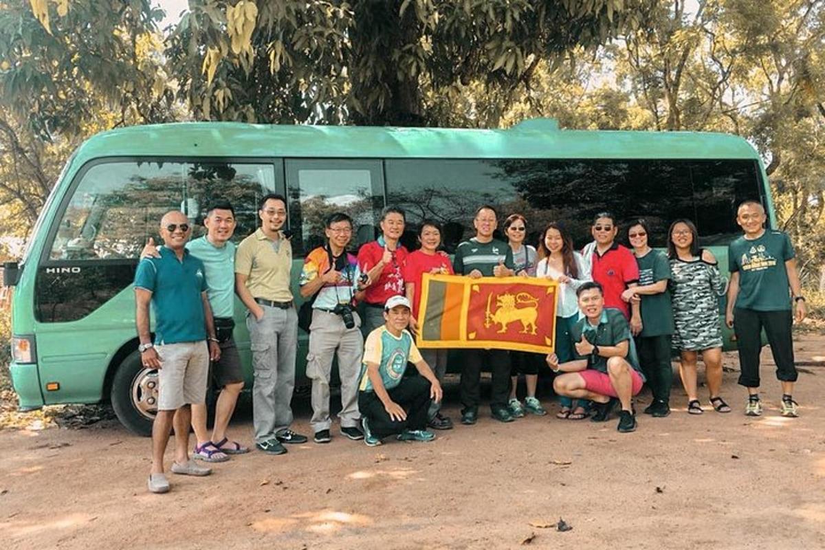 sekelompok orang berdiri di depan bus