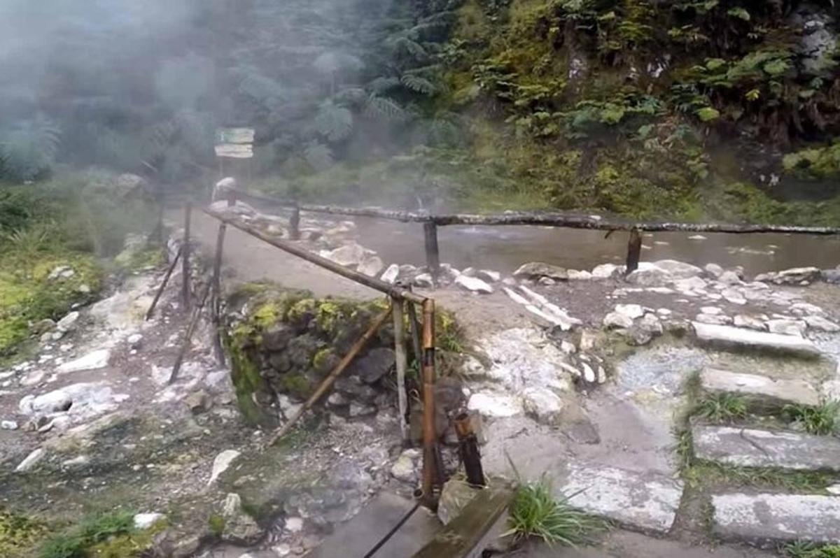 un ponte sopra un fiume da cui esce del fumo