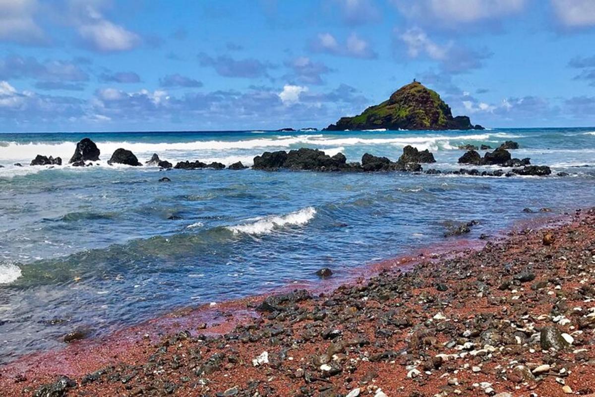 pantai dengan batu dan lautan dengan gunung