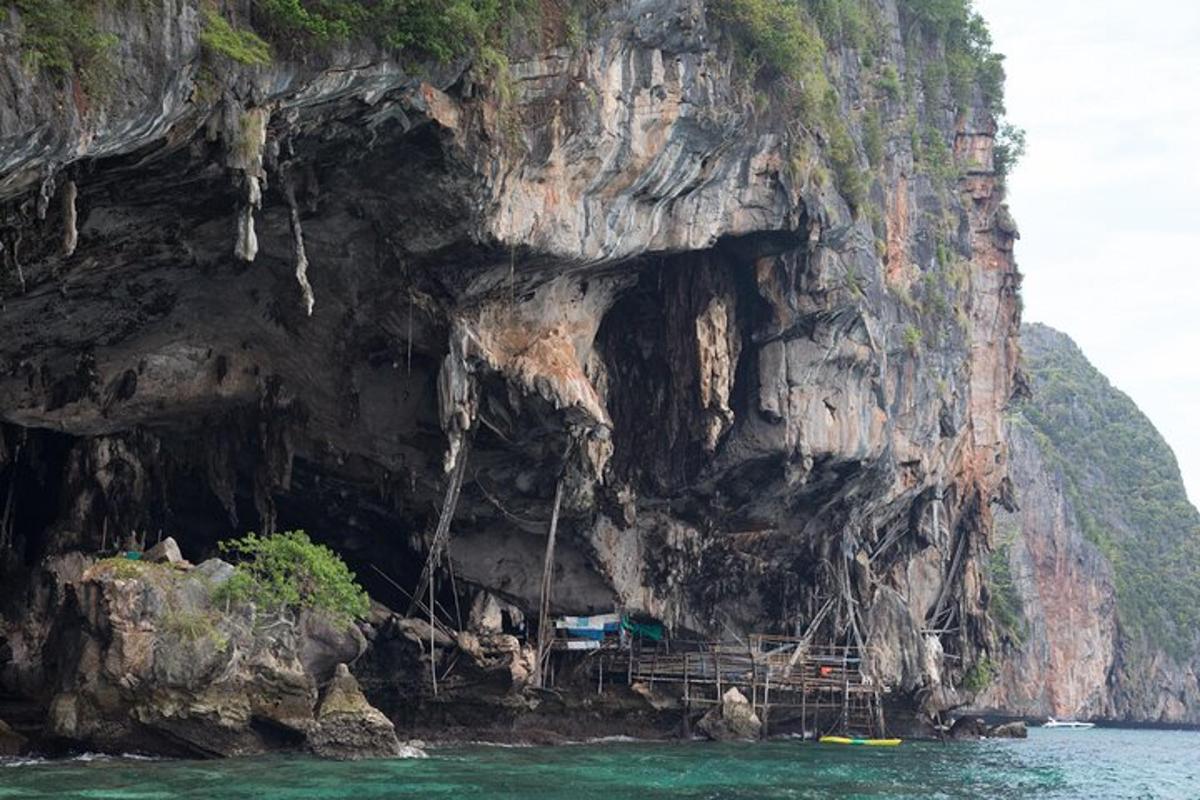 una grotta nel fianco di una montagna rocciosa