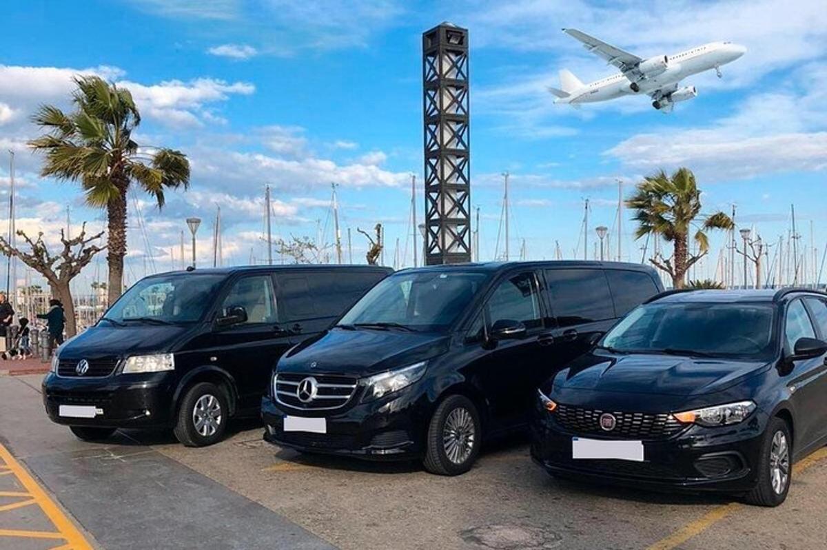 tři černá auta zaparkovaná na parkovišti s letadlem