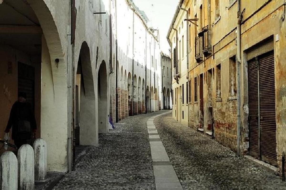 Un callejón vacío en un edificio antiguo