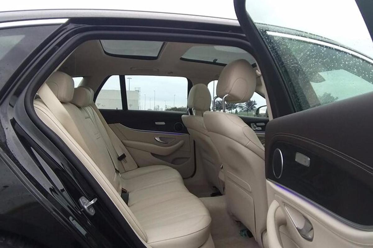una vista del asiento trasero de un coche