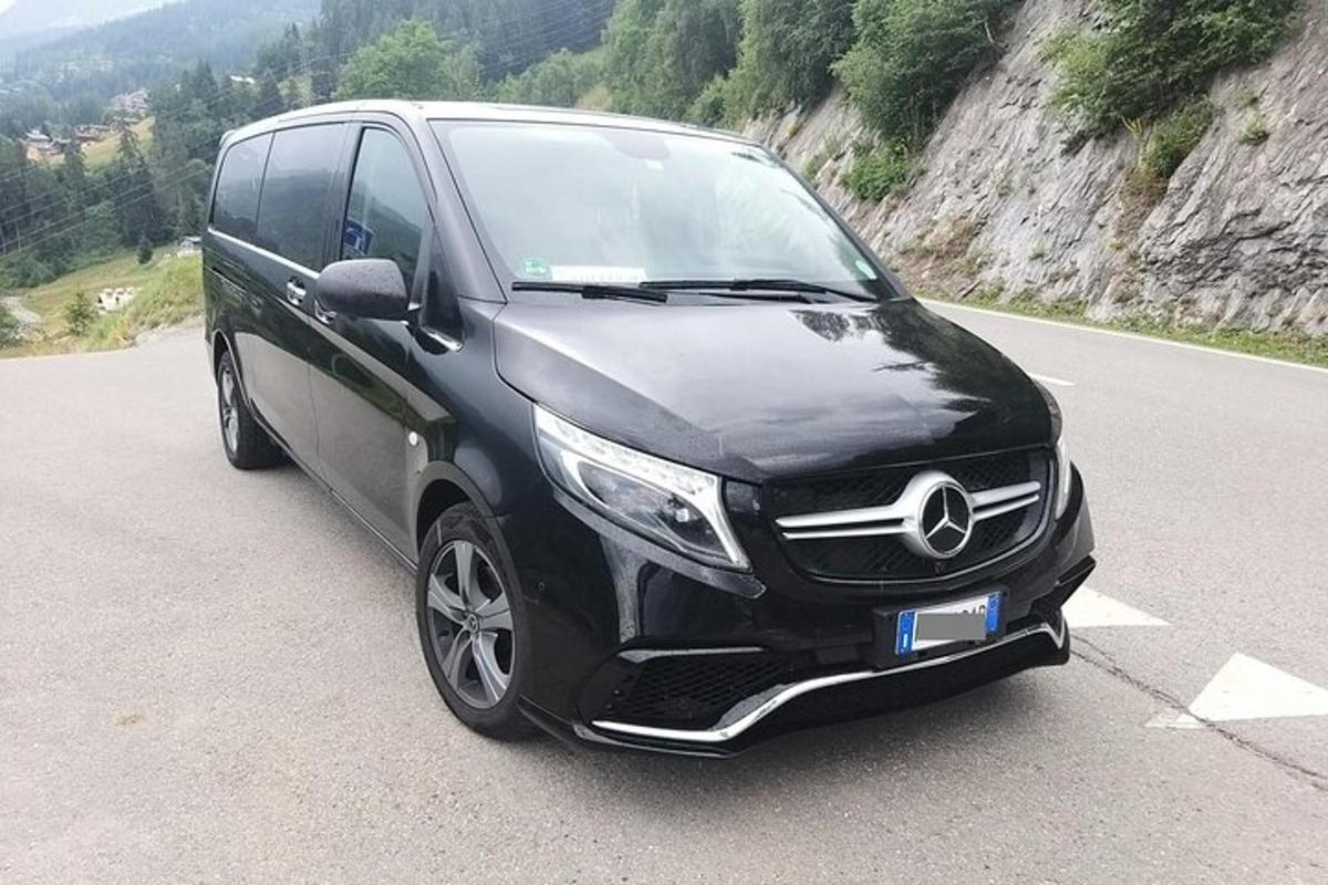 Svartur Mercedes Benz sendibíll lagður á veginum