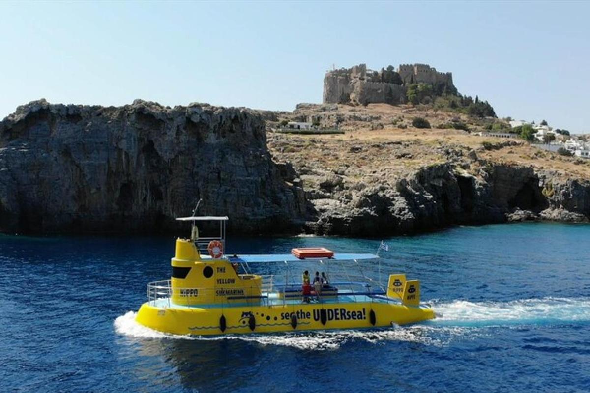 una barca gialla nell'acqua vicino a un'isola