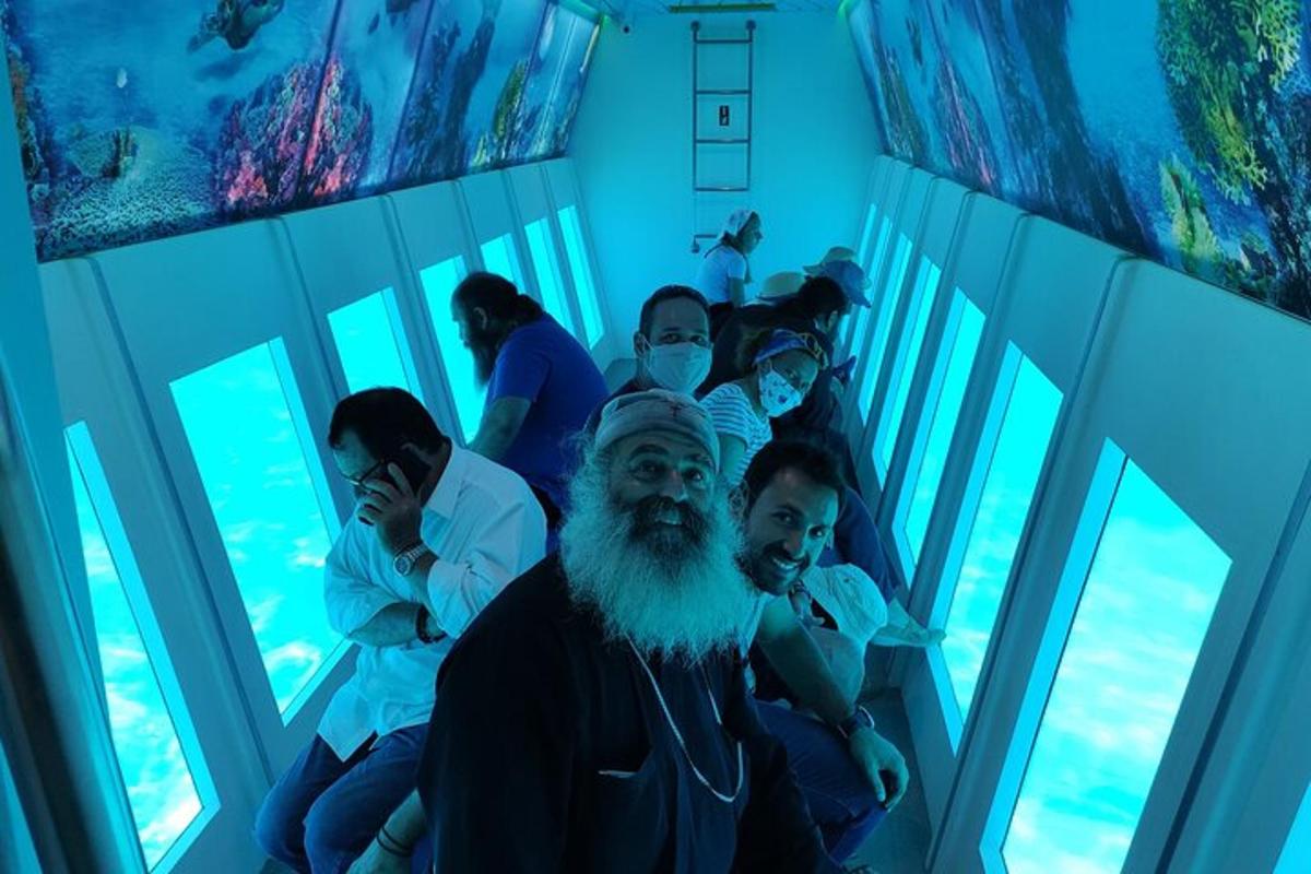 un uomo con la barba seduto di fronte a un gruppo di persone