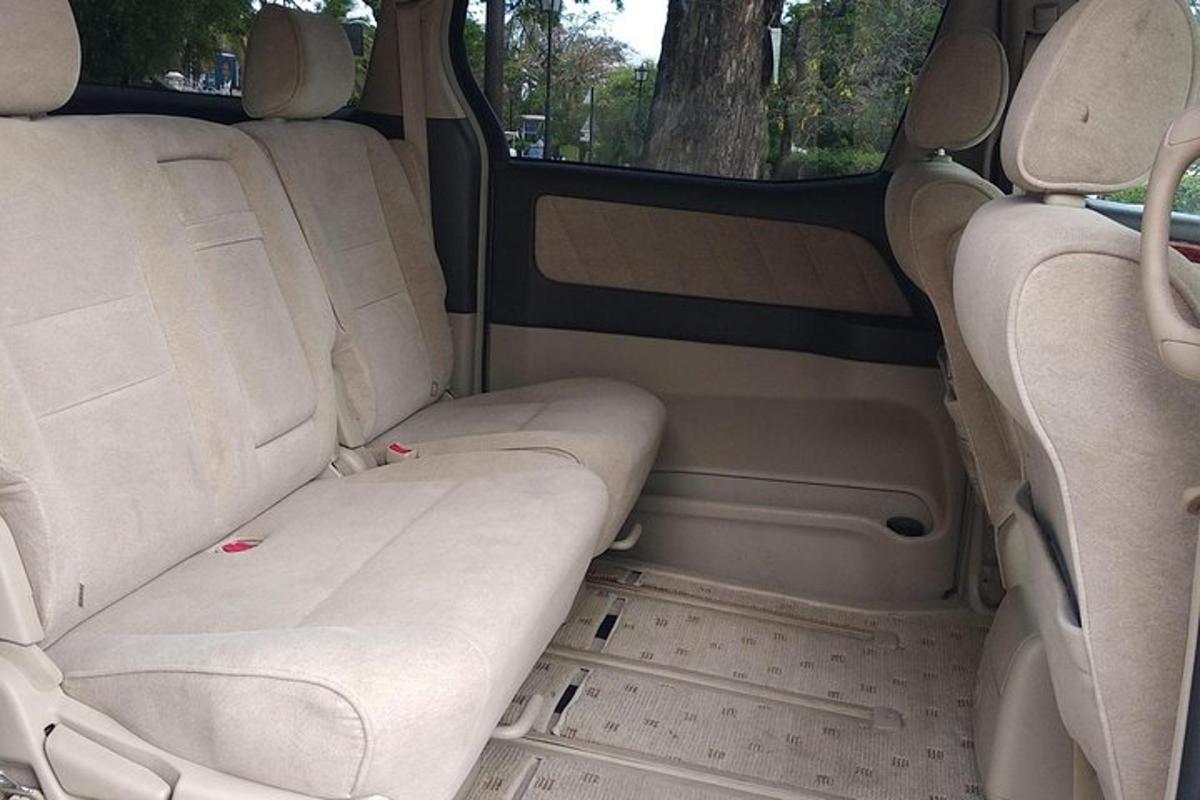 un sedile posteriore vuoto di un'auto con i sedili posteriori ripiegati