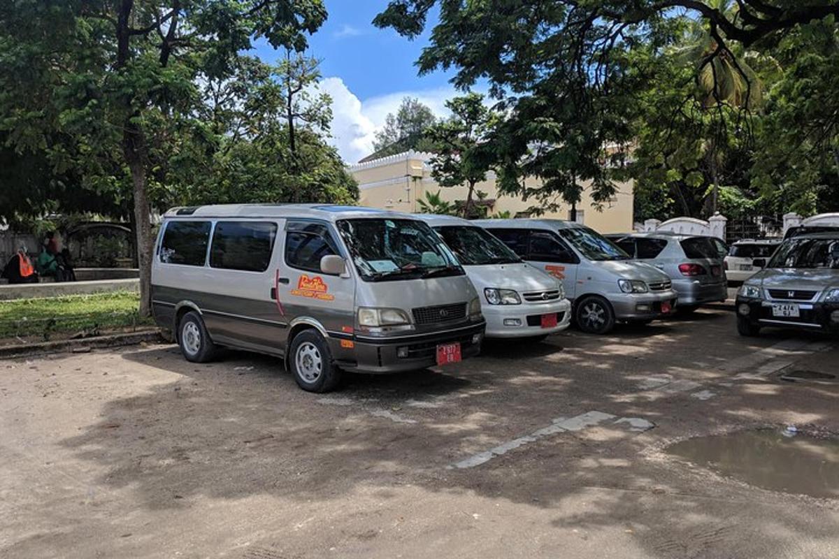una fila di furgoni parcheggiati in un parcheggio
