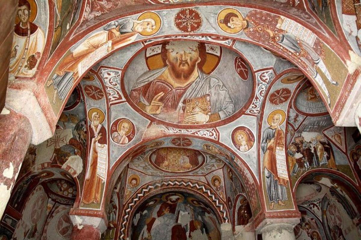 церковь с потолком, на котором расписаны картины