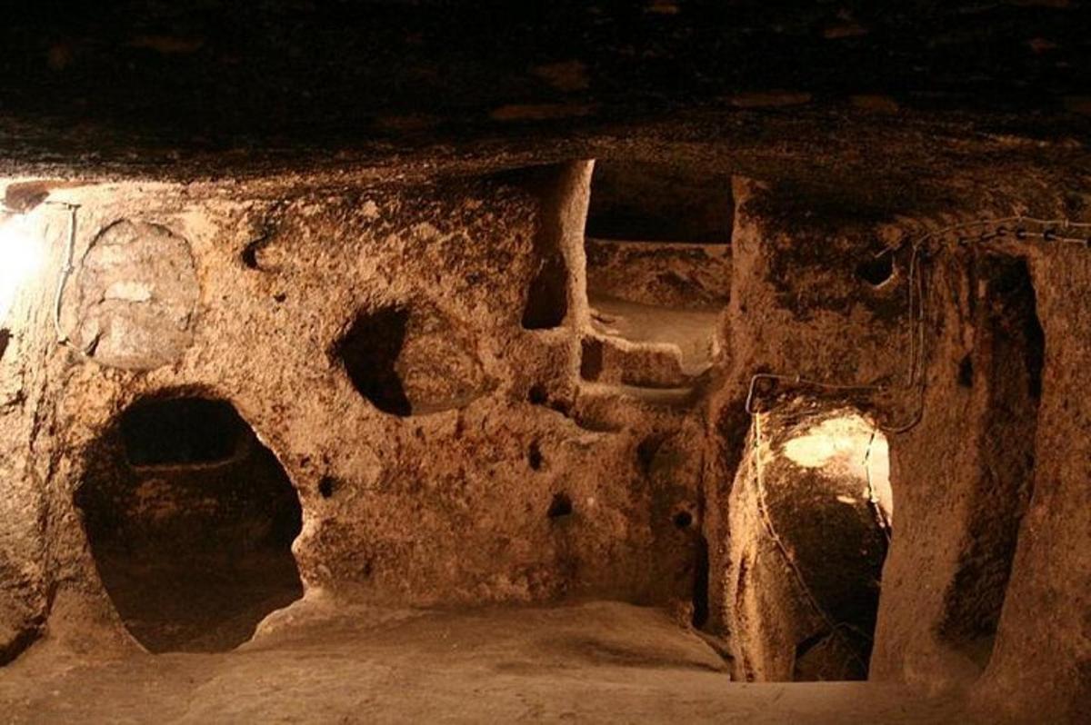 jaskinia z kamienną ścianą i pomieszczeniem z artefaktami