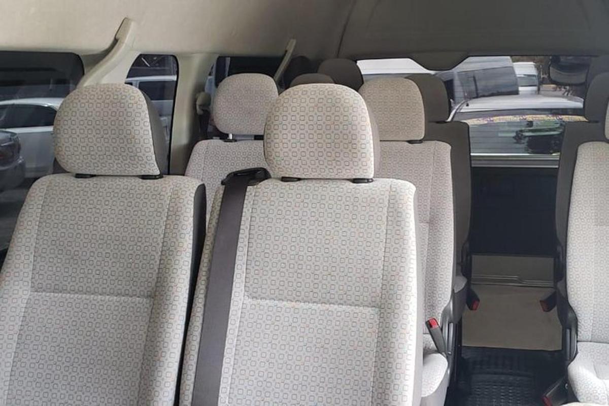 deretan tempat duduk di belakang kereta