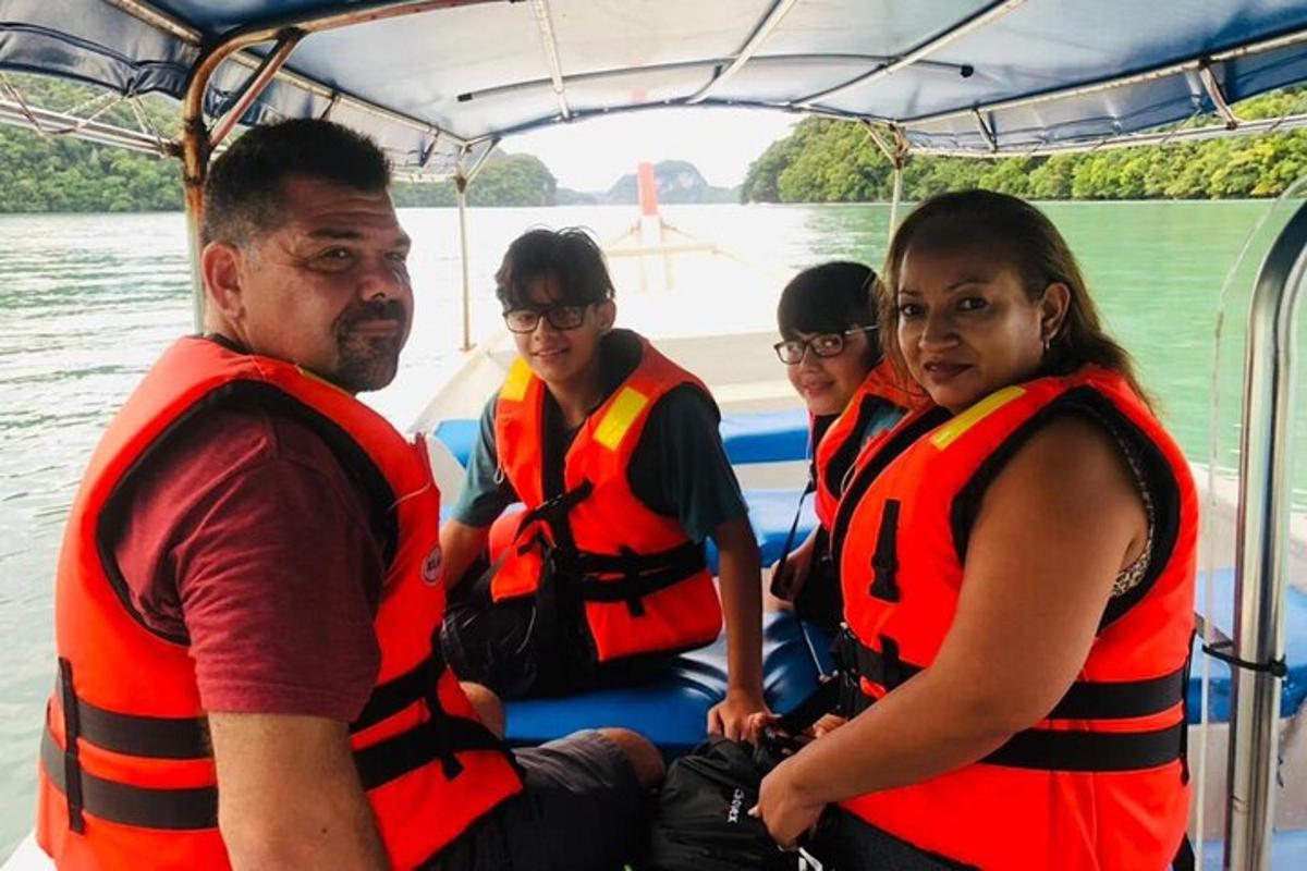 Un grupo de personas con chalecos salvavidas en un barco.