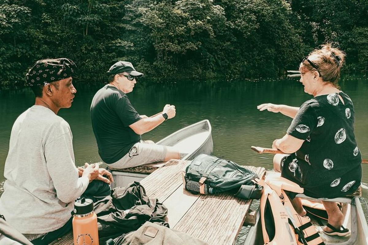 Un grupo de personas sentadas en un bote en el agua.