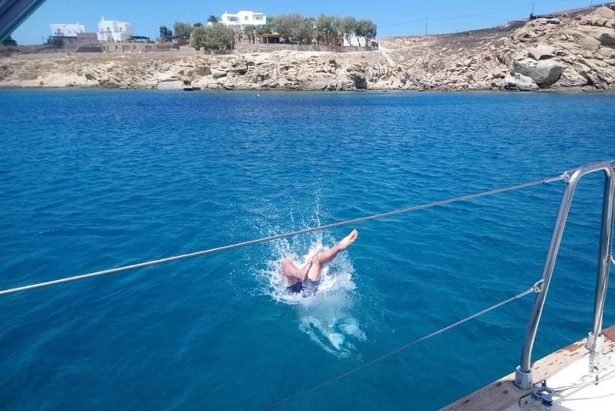 ένα άτομο σε ένα σχοινί στο νερό σε μια βάρκα
