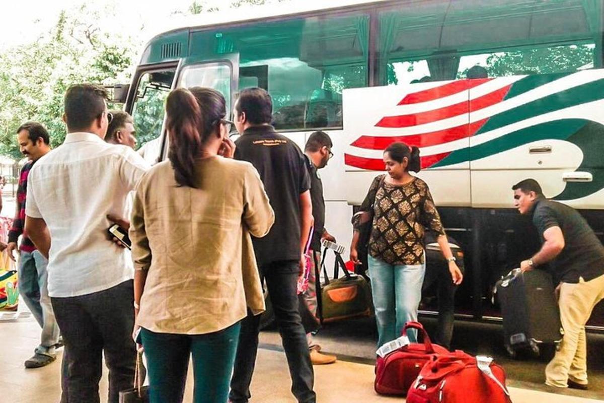 skupina lidí stojících před autobusem