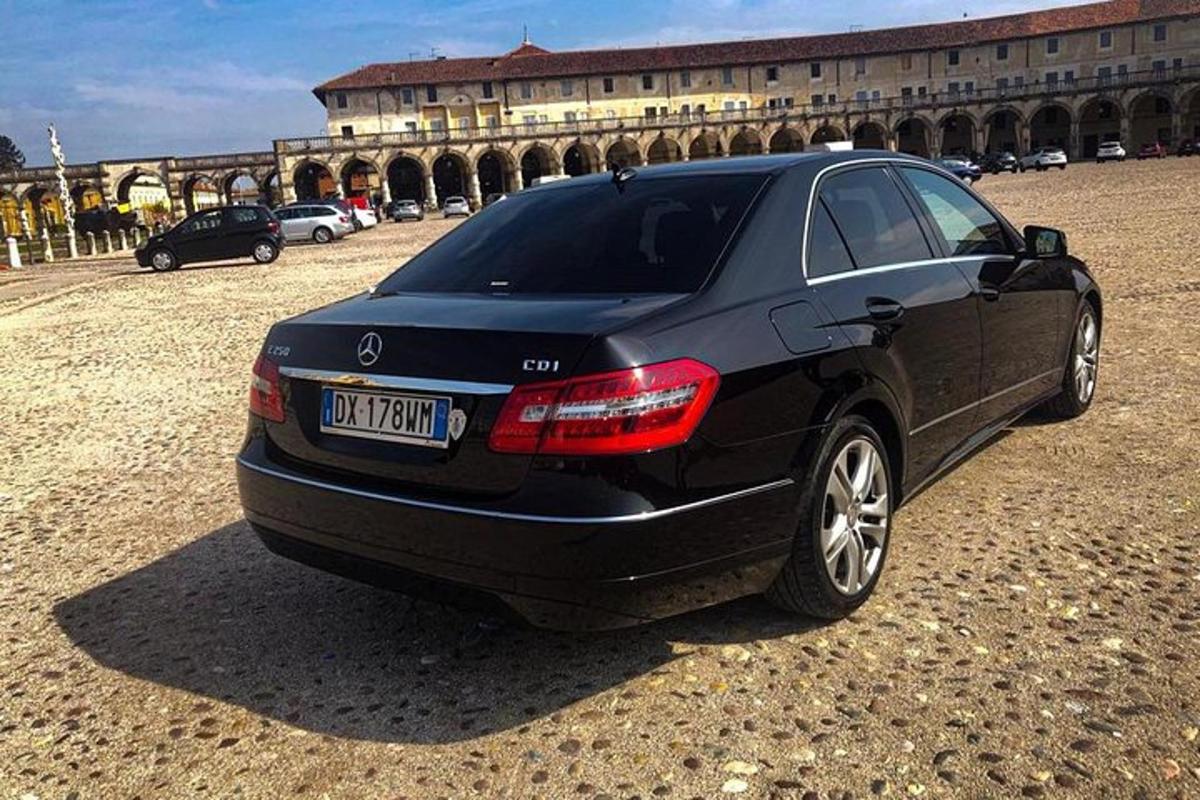 černé auto zaparkované před budovou
