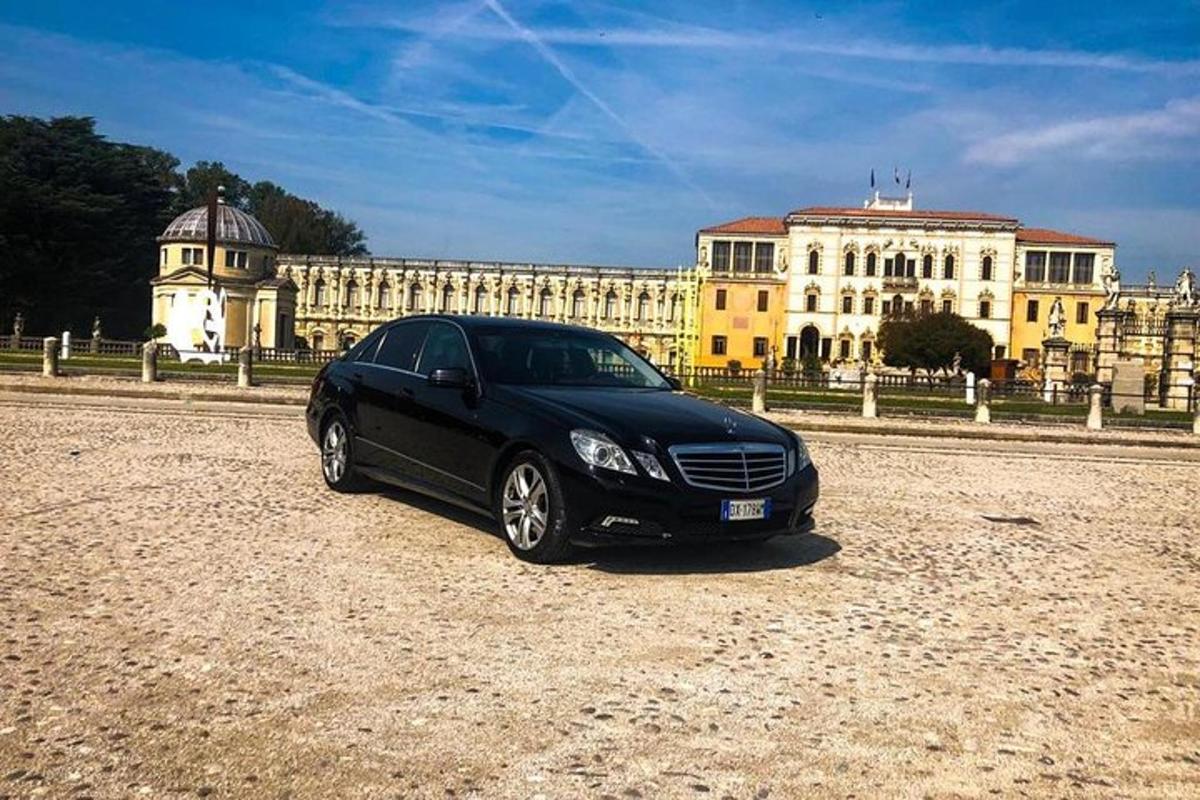 egy fekete autó parkolt egy épület előtt