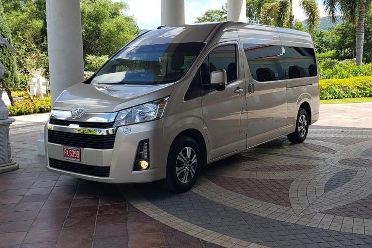 Srebrni kombi je parkiran na pločniku