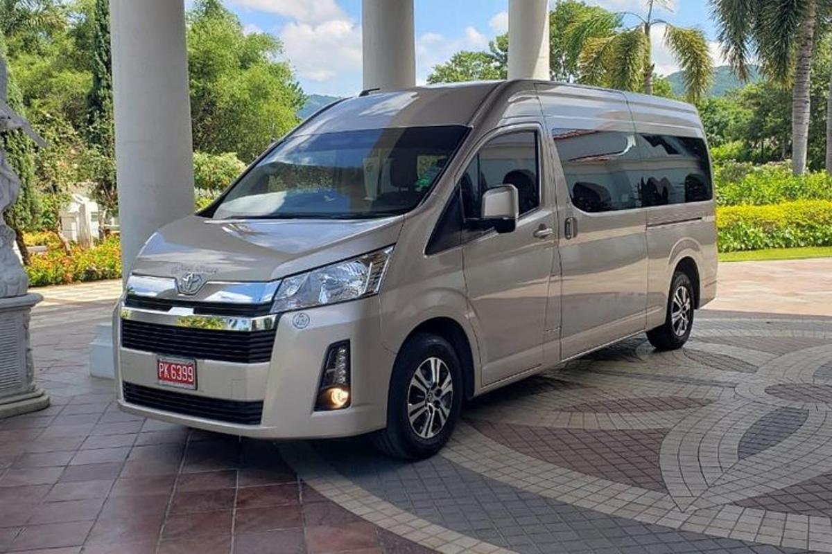 srebrn kombi parkiran na parkirišču