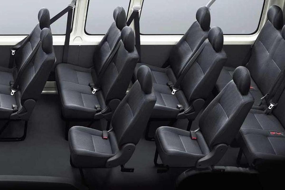 istekohtade rühm tühjas bussis