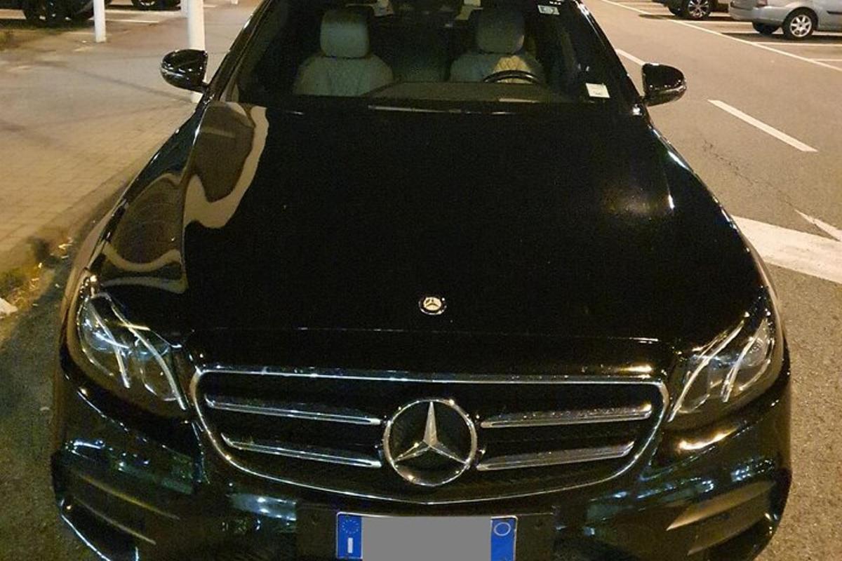 un'auto Mercedes Benz parcheggiata su una strada