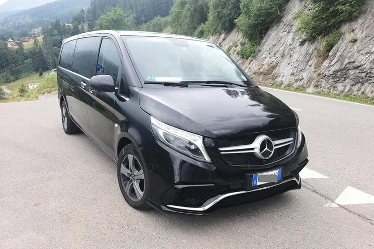 un furgone Mercedes Benz nero parcheggiato su una strada