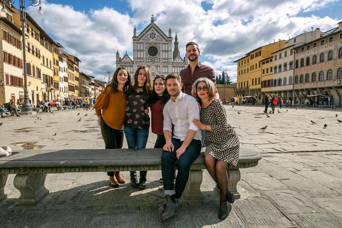 un gruppo di persone sedute su una panchina in una città