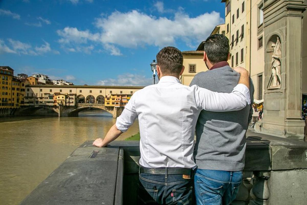 Dos hombres de pie en un puente mirando un río