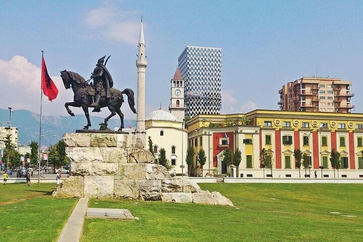 uma estátua de um homem a cavalo em frente a um edifício