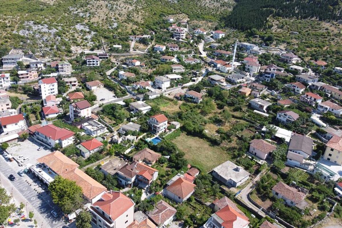 μια εναέρια άποψη μιας πόλης με σπίτια