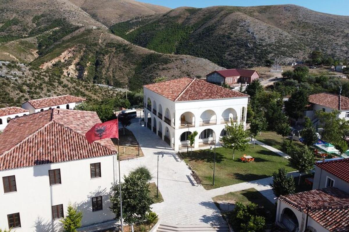 μια εναέρια άποψη μιας πόλης με βουνά στο βάθος