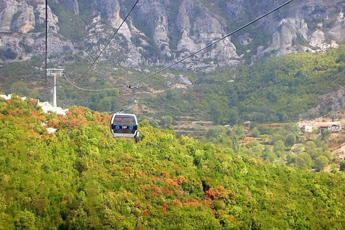 un'auto su una funivia sopra una montagna