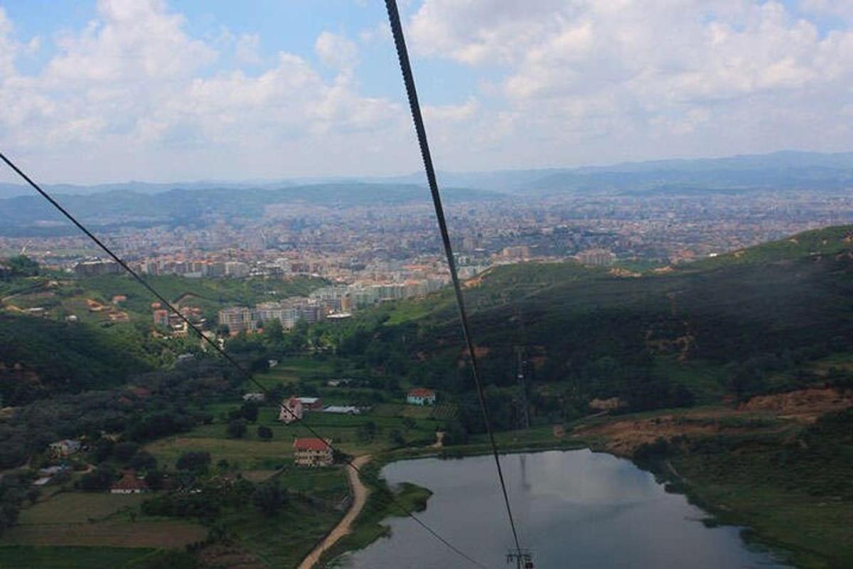 una vista aerea di un fiume e di una città