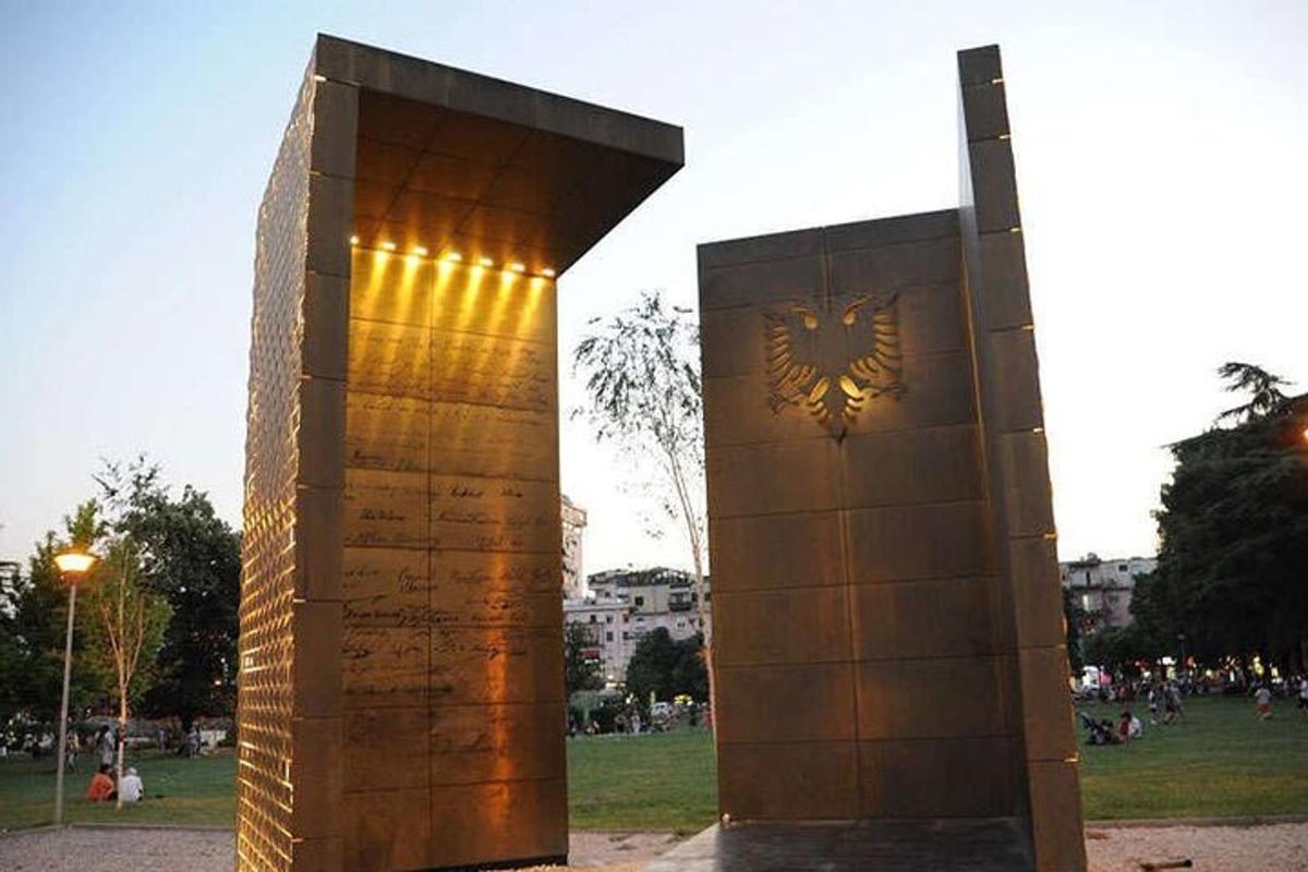 ένα μνημείο με μια πεταλούδα πάνω του σε ένα πάρκο