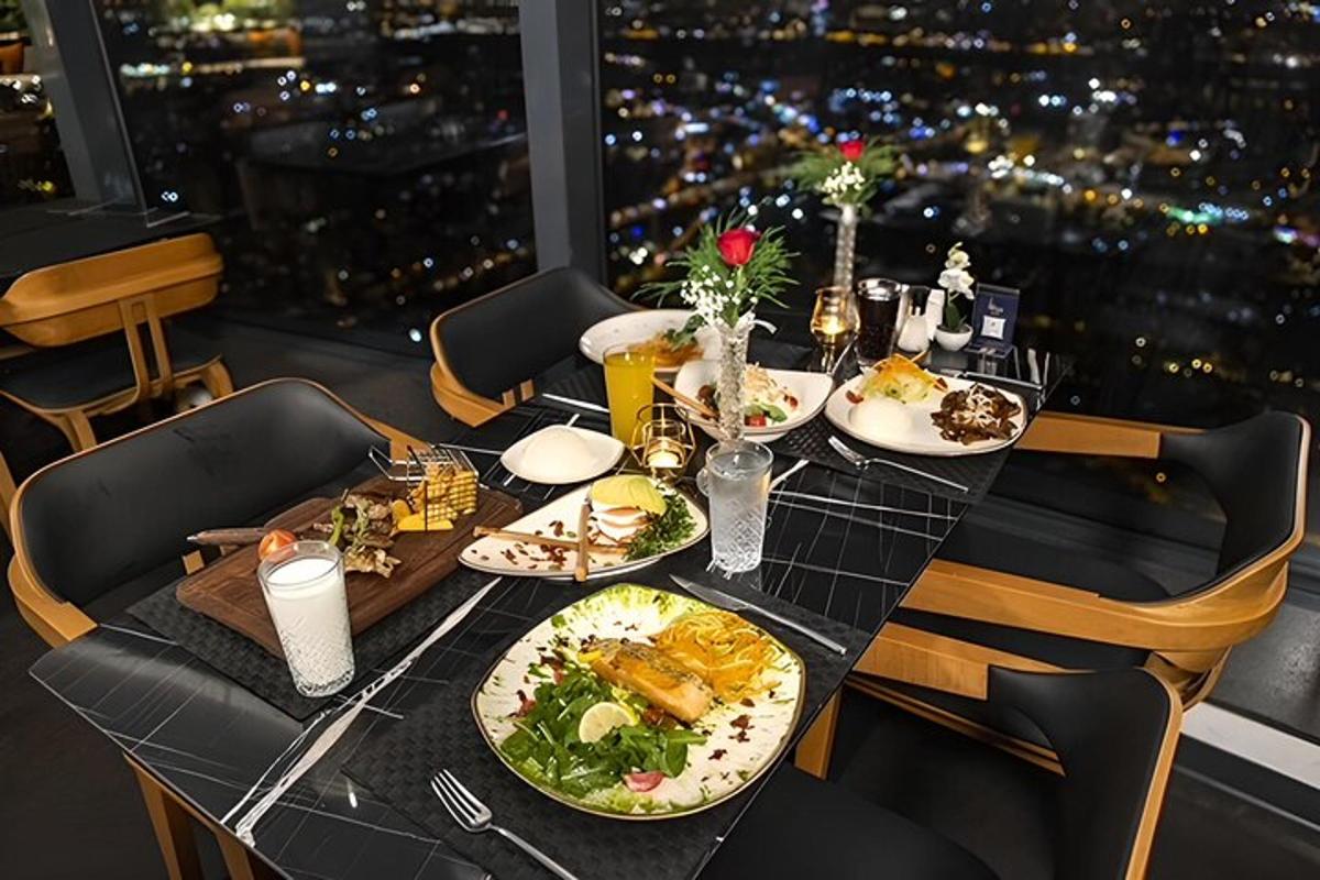 un tavolo con piatti di cibo e una vista di una città
