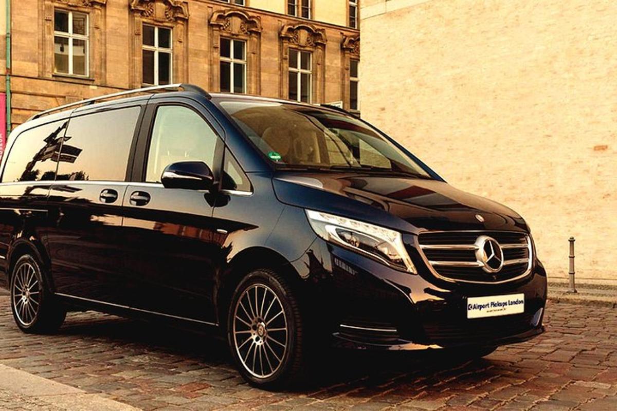 Svartur Mercedes Benz bíll lagður á götu