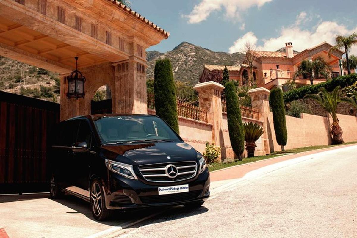 Un coche negro aparcado delante de una casa
