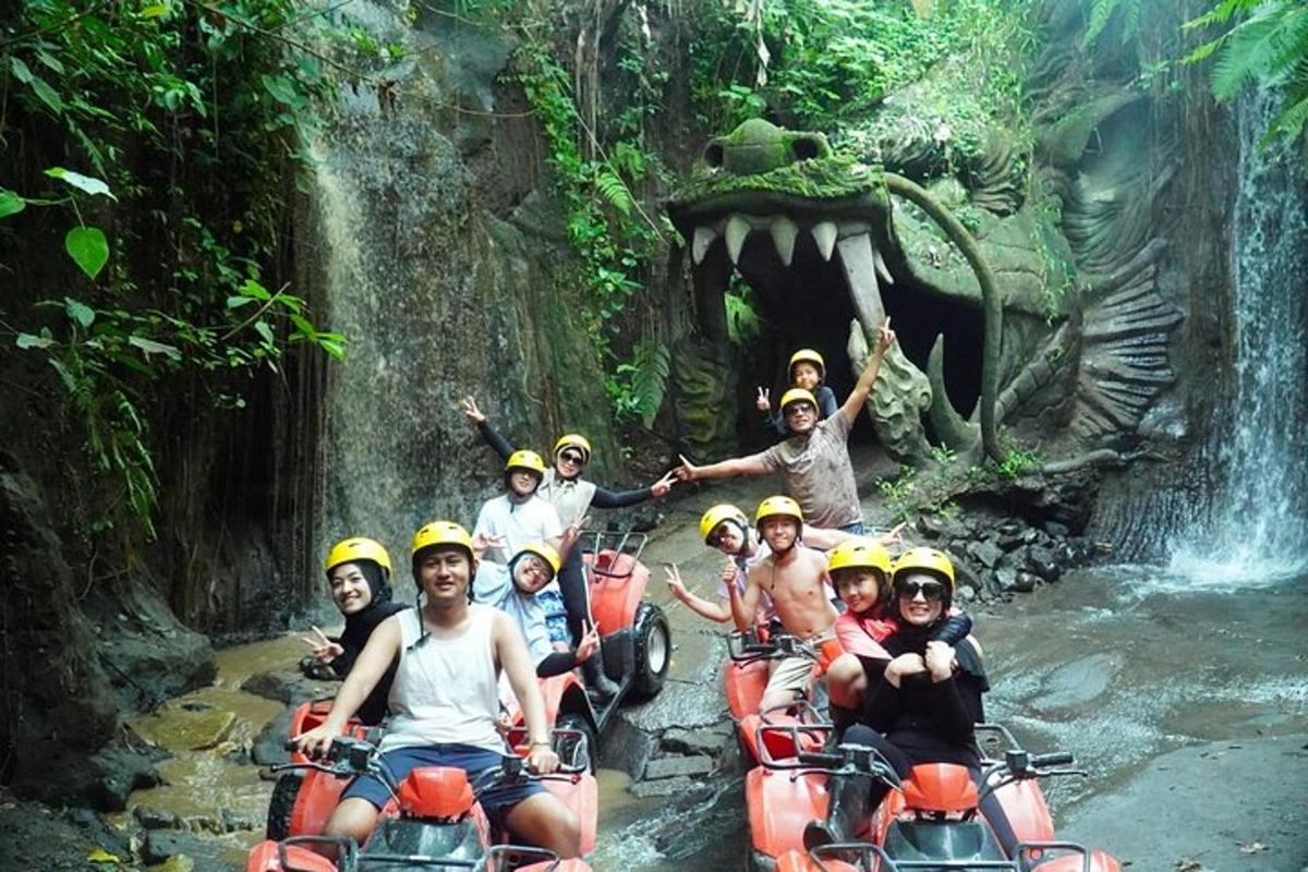 um grupo de pessoas andando de bote em uma cachoeira