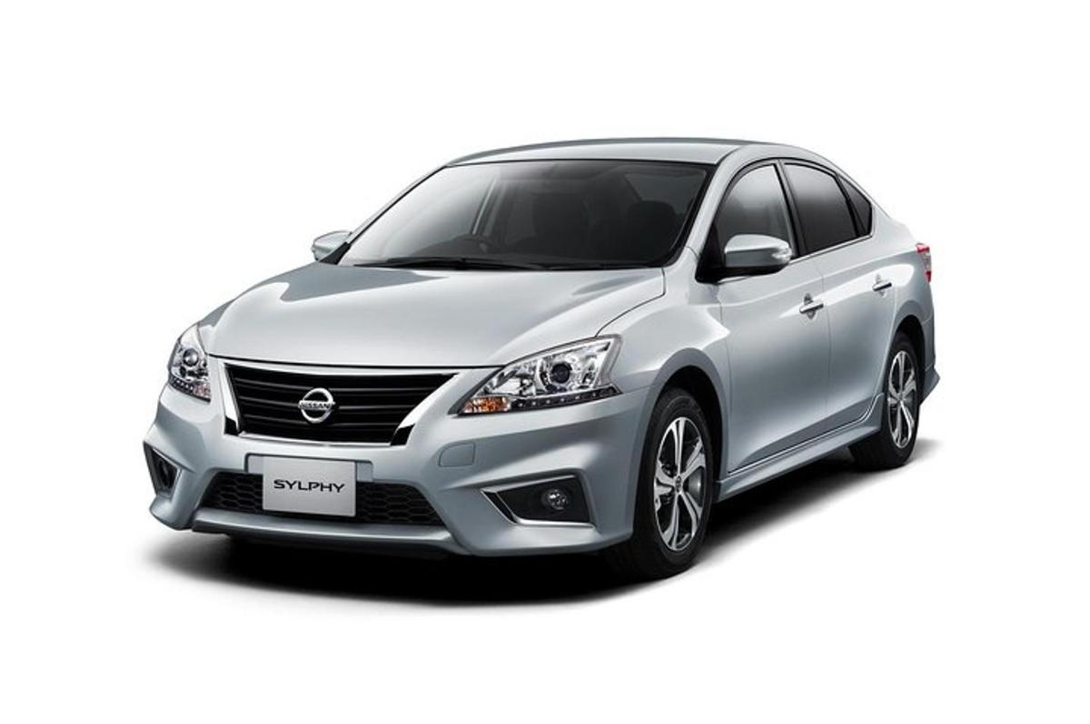 widok z przodu srebrnego samochodu nissan maxima