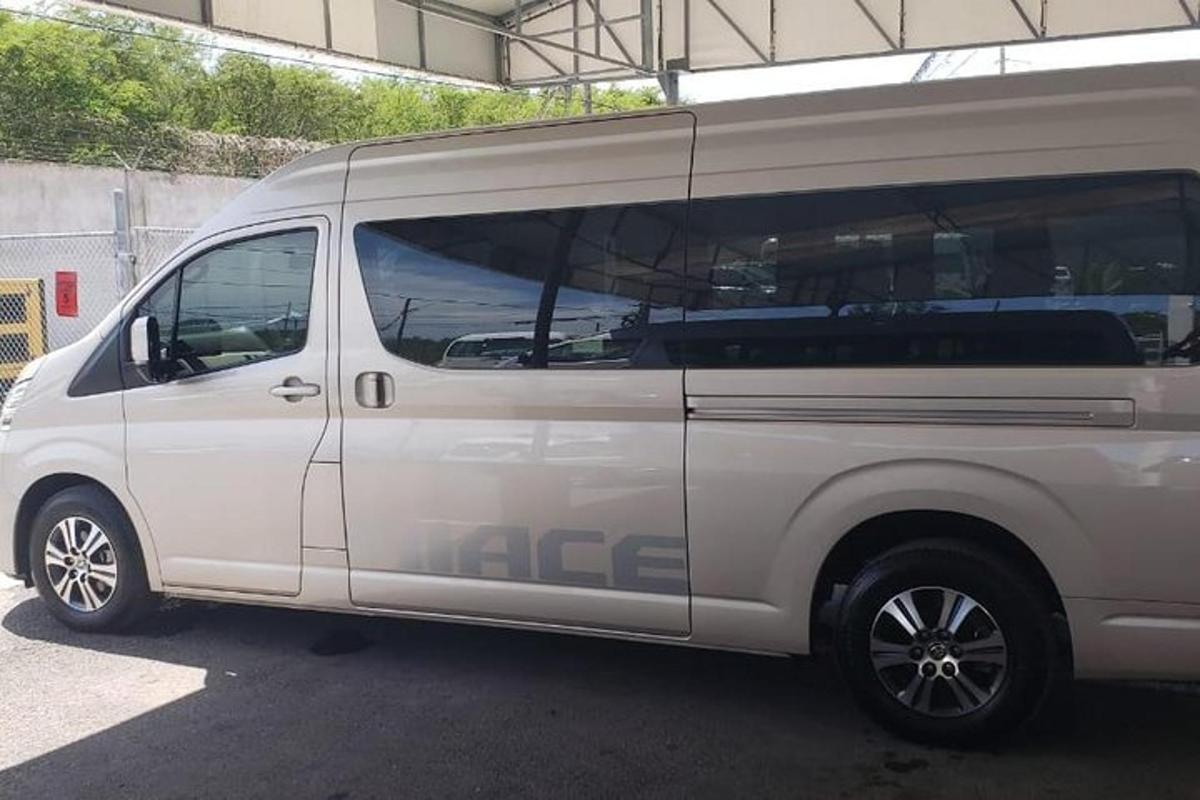 uma van branca estacionada em um estacionamento