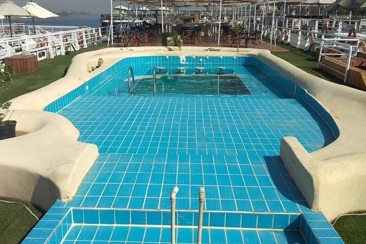 sundlaug á þaki skemmtiferðaskips