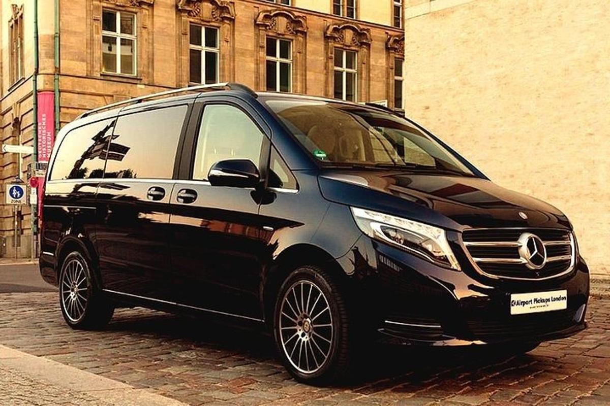 mustvalge auto pargitud tänavale