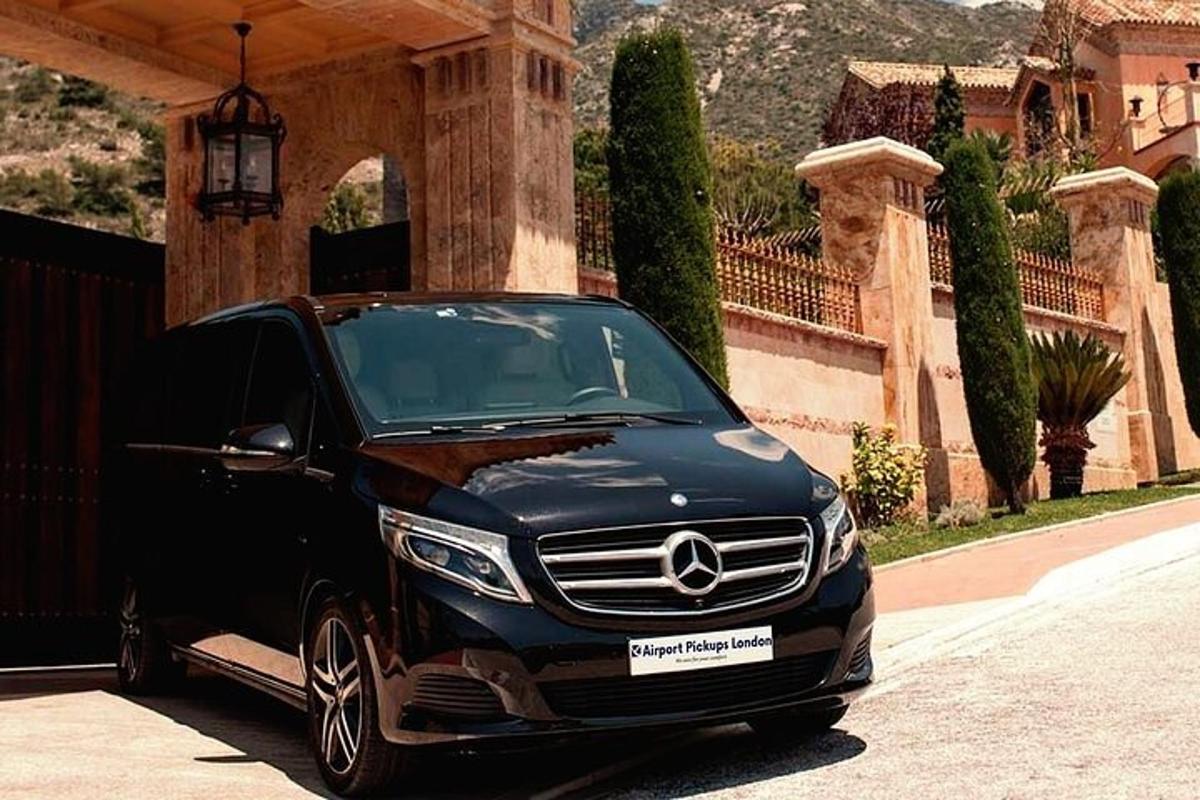 must auto pargitud hoone ette