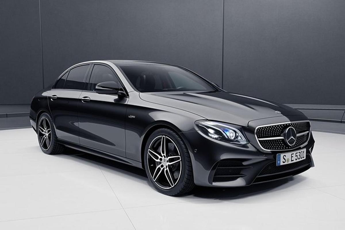 tuppa pargitud must Mercedes-Benzi auto