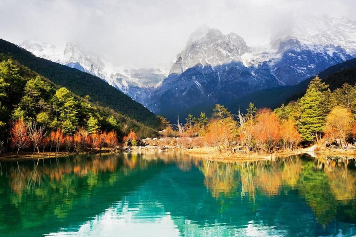 jezero sredi doline z gorami