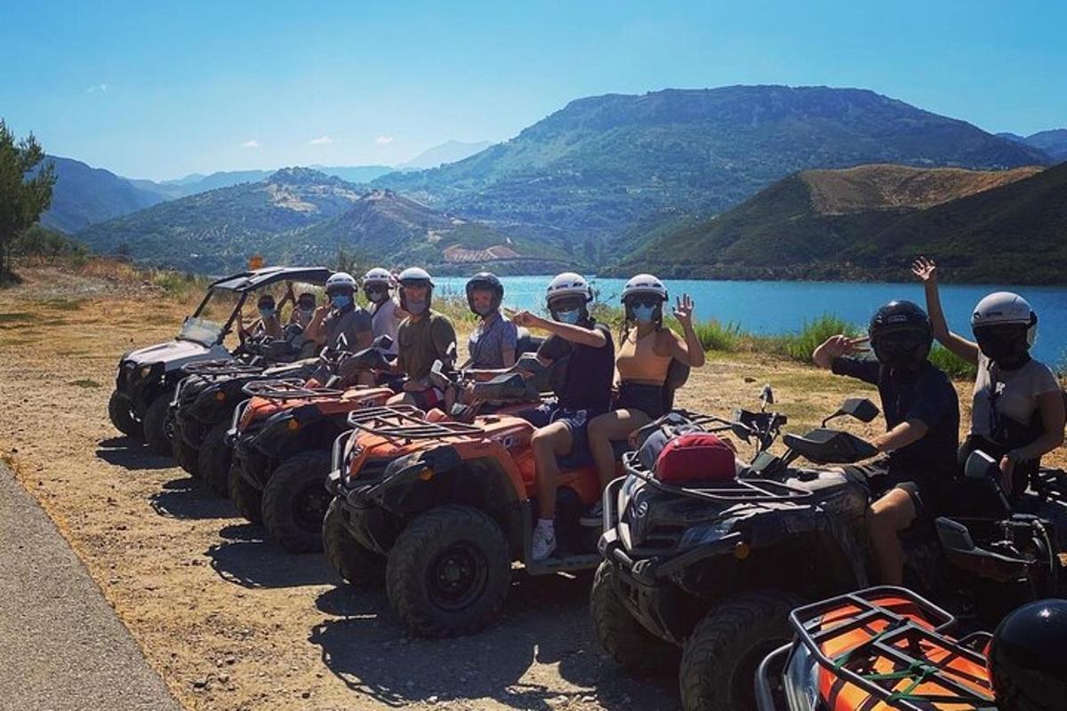 Un grupo de personas sentadas en vehículos todo terreno en una montaña.